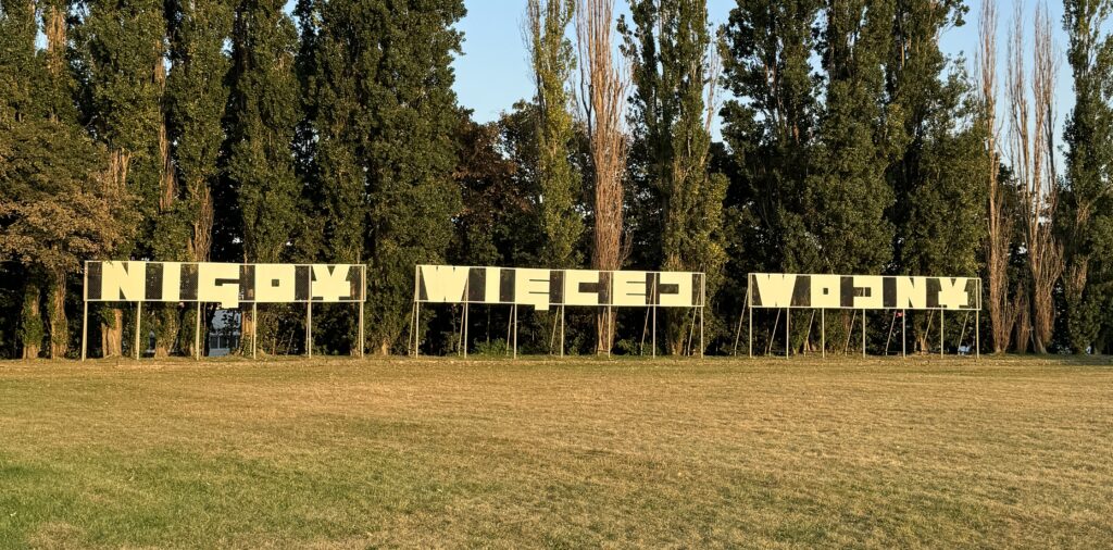Napis: Nigdy więcej wojny