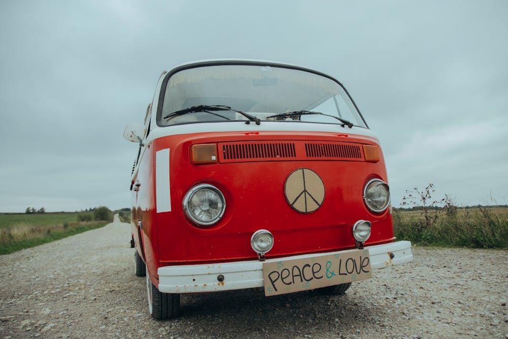 VW bus biało-czerwony