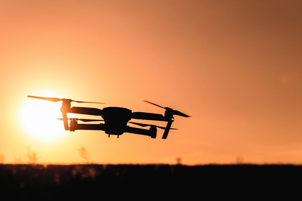 Dron przy zachodzie słońca