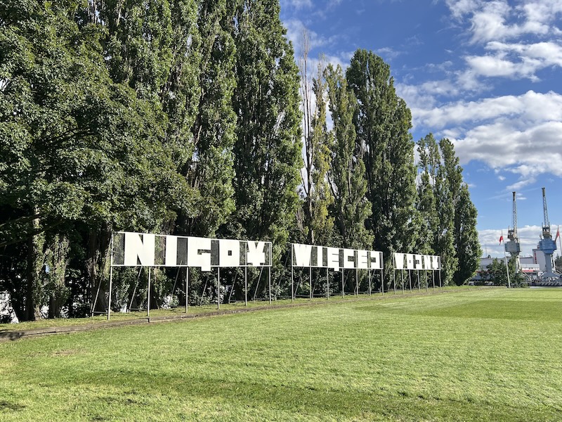 Napis "Nigdy więcej wojny" z Westerplatte